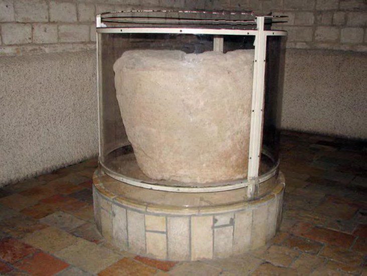 Каменный водонос в католической церкви Кфар-Каны